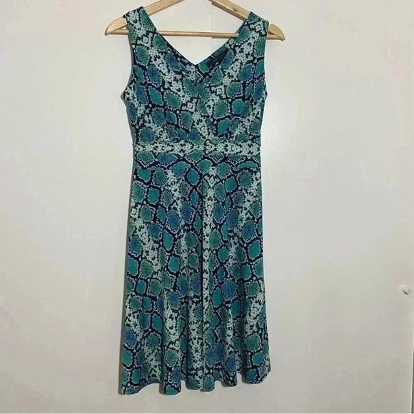 BCBG Maxazria snakeskin  fit and flare midi sleeveless super soft dress size S - Picture 3 of 7